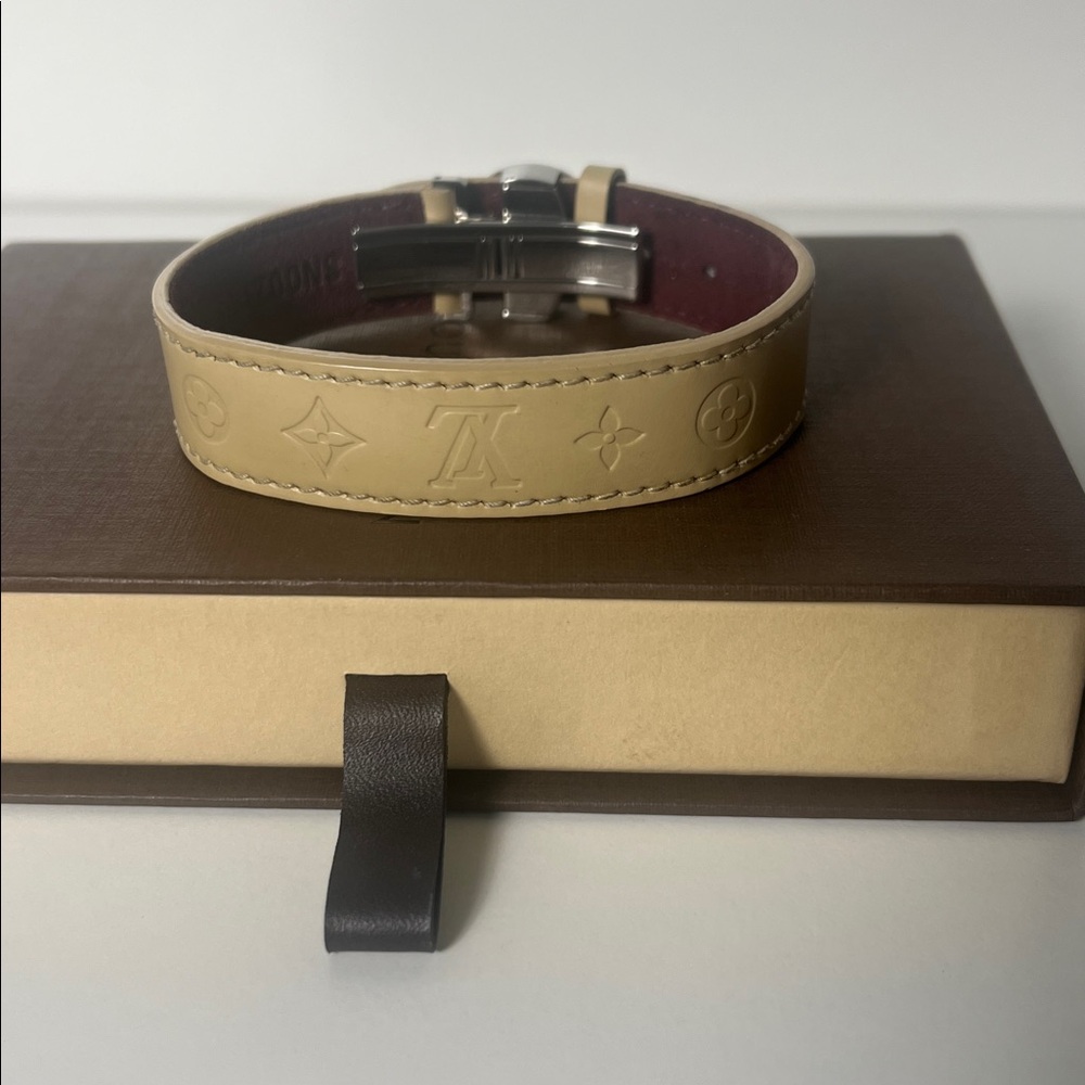 Louis Vuitton Beige Leather Flower Click Bracelet with Silver-Tone Clasp - Picture 3 of 8